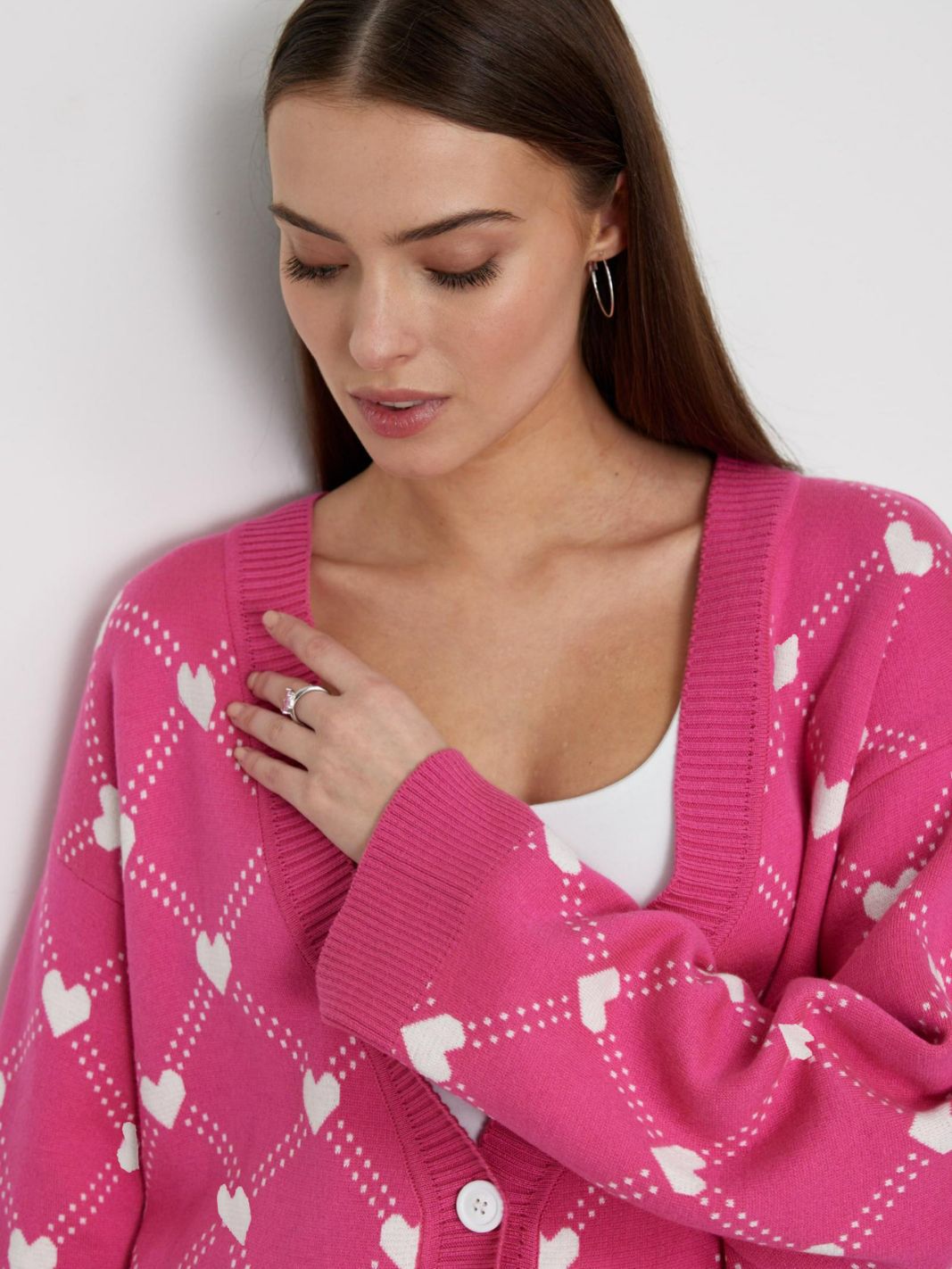 Cárdigan femenino de punto con botones y estampado de corazones - Leeni