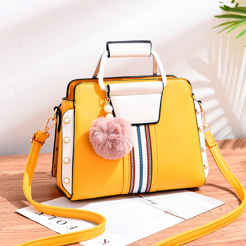 Bolso de mano con detalles modernos – Fiorella