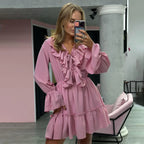 Alondra Fashion Vestido de manga larga plisada con cuello en V y volantes