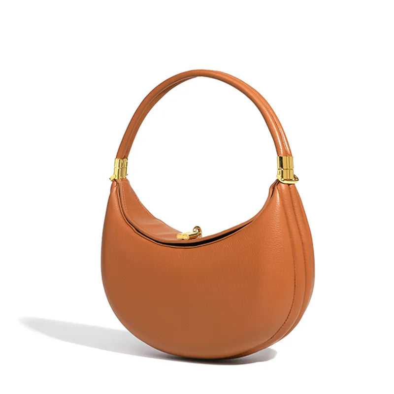 Bolso tipo media luna de piel vegana con herrajes dorados - Yuna