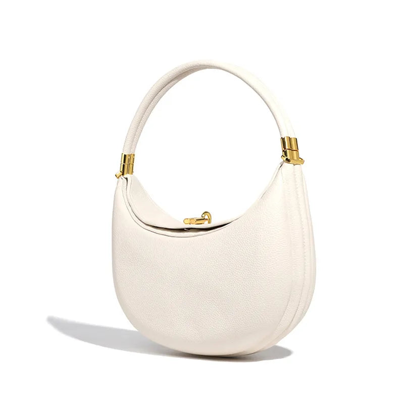 Bolso tipo media luna de piel vegana con herrajes dorados - Yuna