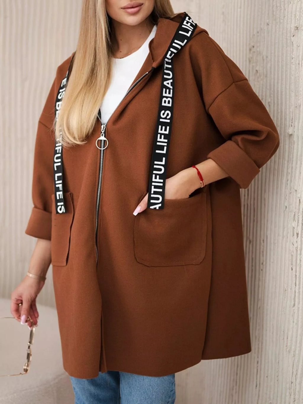 Abrigo con capucha moderna para mujer - Nelya