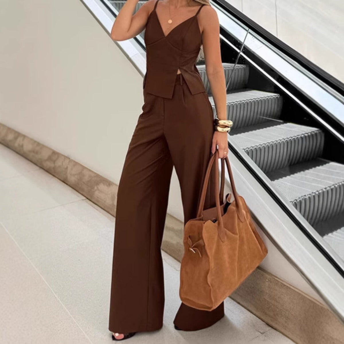Conjunto de pantalón para mujer con tirantes y escote en pico estilo minimalista - Renata
