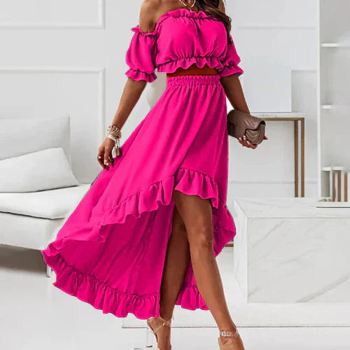 Elegante falda y top con volantes y hombros descubiertos, perfecta para un look femenino y sofisticado ideal para ocasiones especiales