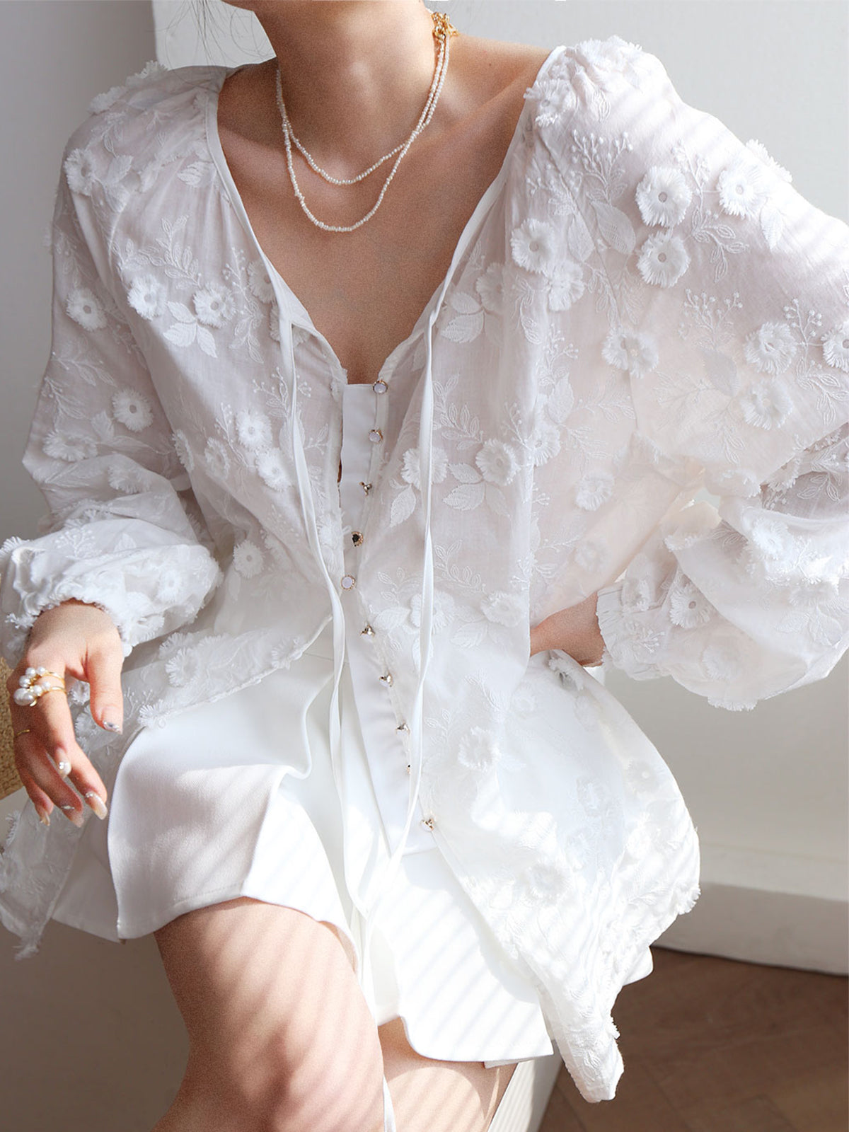 Sophie - Blusa oversize con bordado floral semitransparente