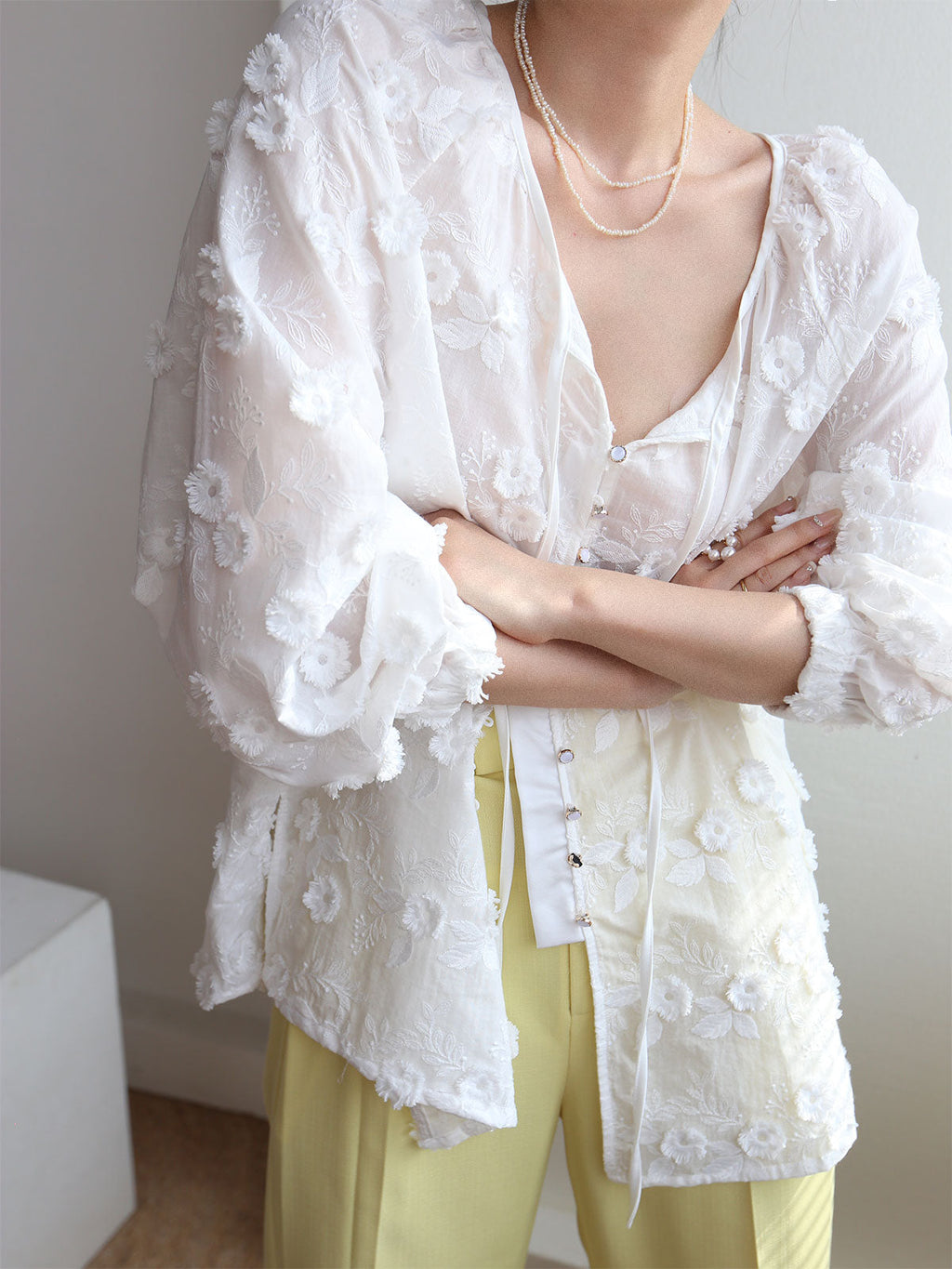Sophie - Blusa oversize con bordado floral semitransparente
