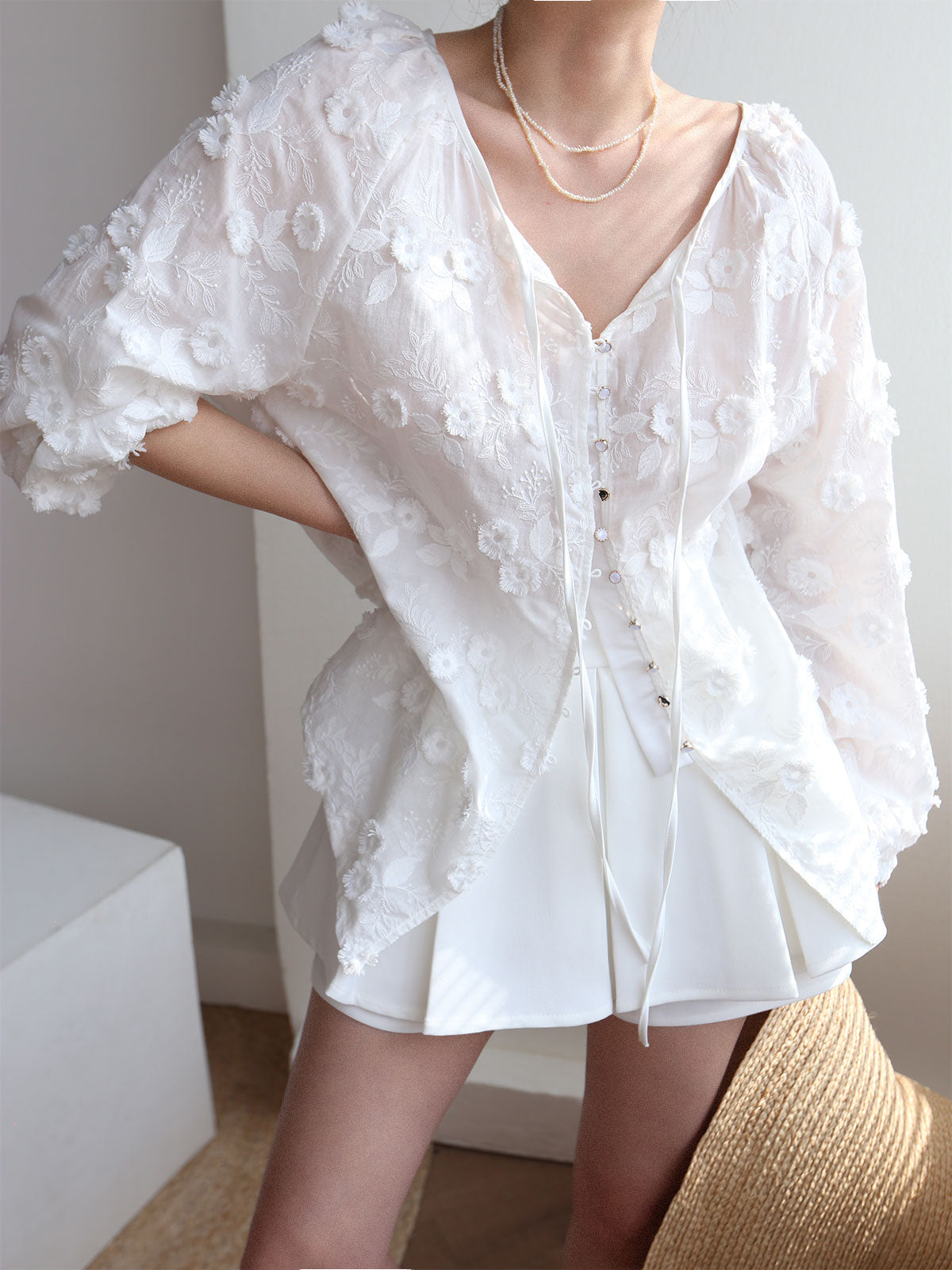 Sophie - Blusa oversize con bordado floral semitransparente