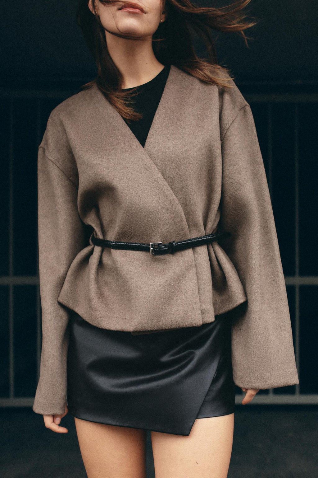 Chaqueta corta para mujer con cinturón y escote en V - Irina