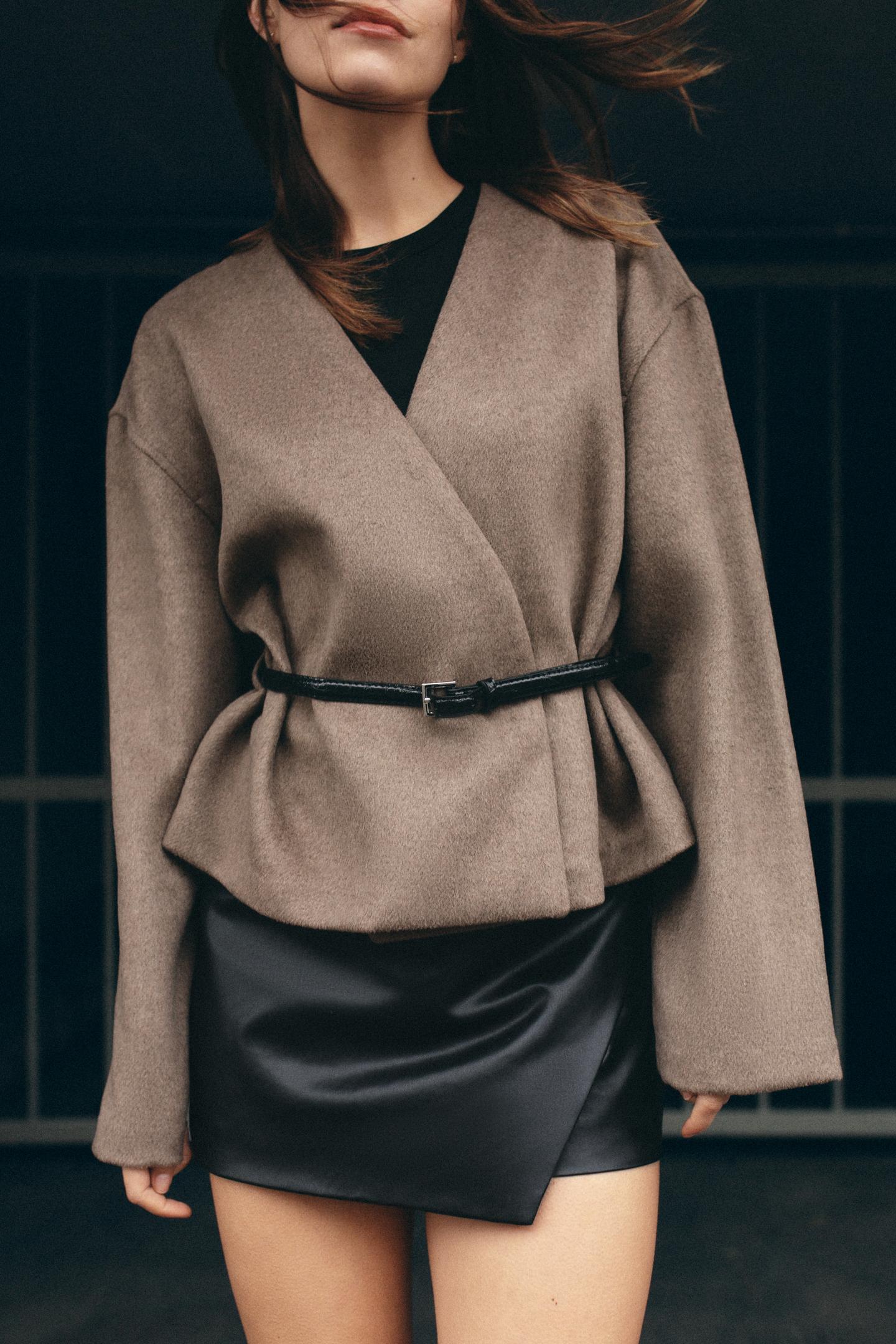 Chaqueta corta para mujer con cinturón y escote en V - Irina