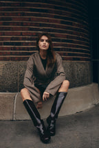 Chaqueta corta para mujer con cinturón y escote en V - Irina