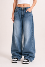 Baggy jeans mujer de pierna ancha con lavado claro y bajo largo - Helga