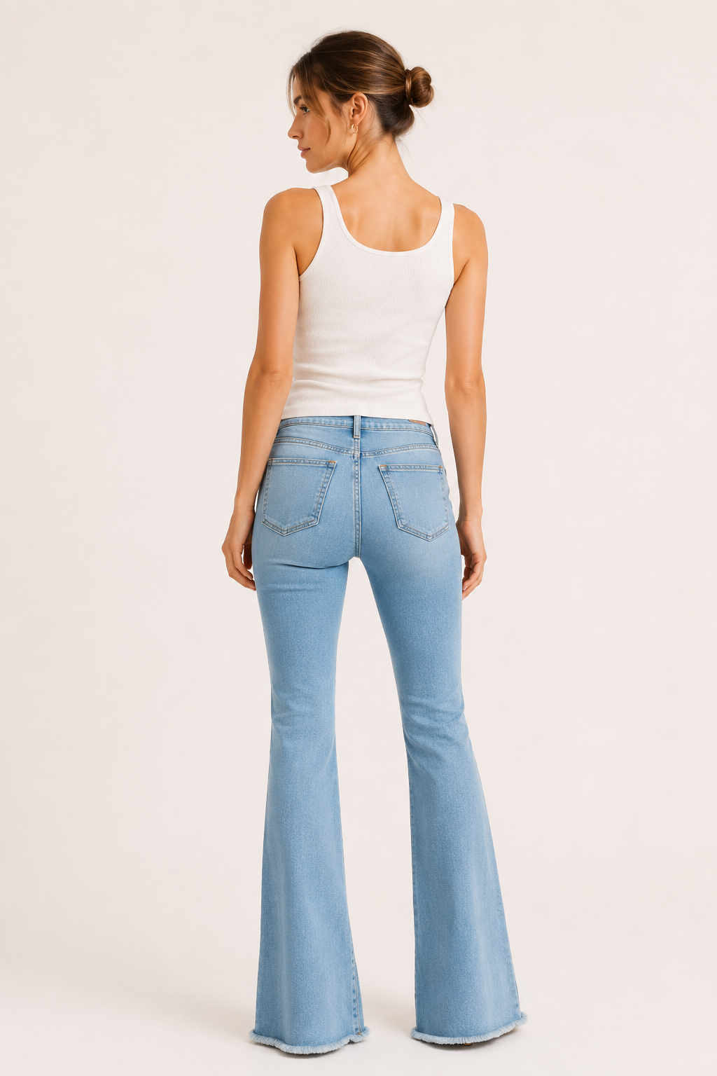 Jeans flare de mujer de cintura alta con bajo deshilachado - Anika