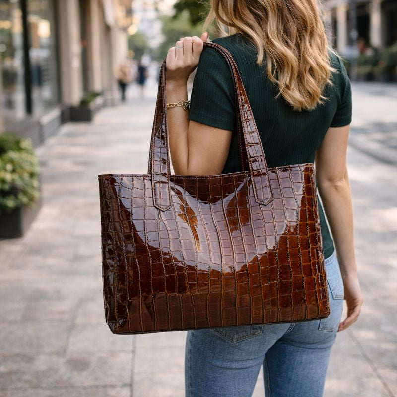 Bolsa tote femenina de acabado texturizado elegante