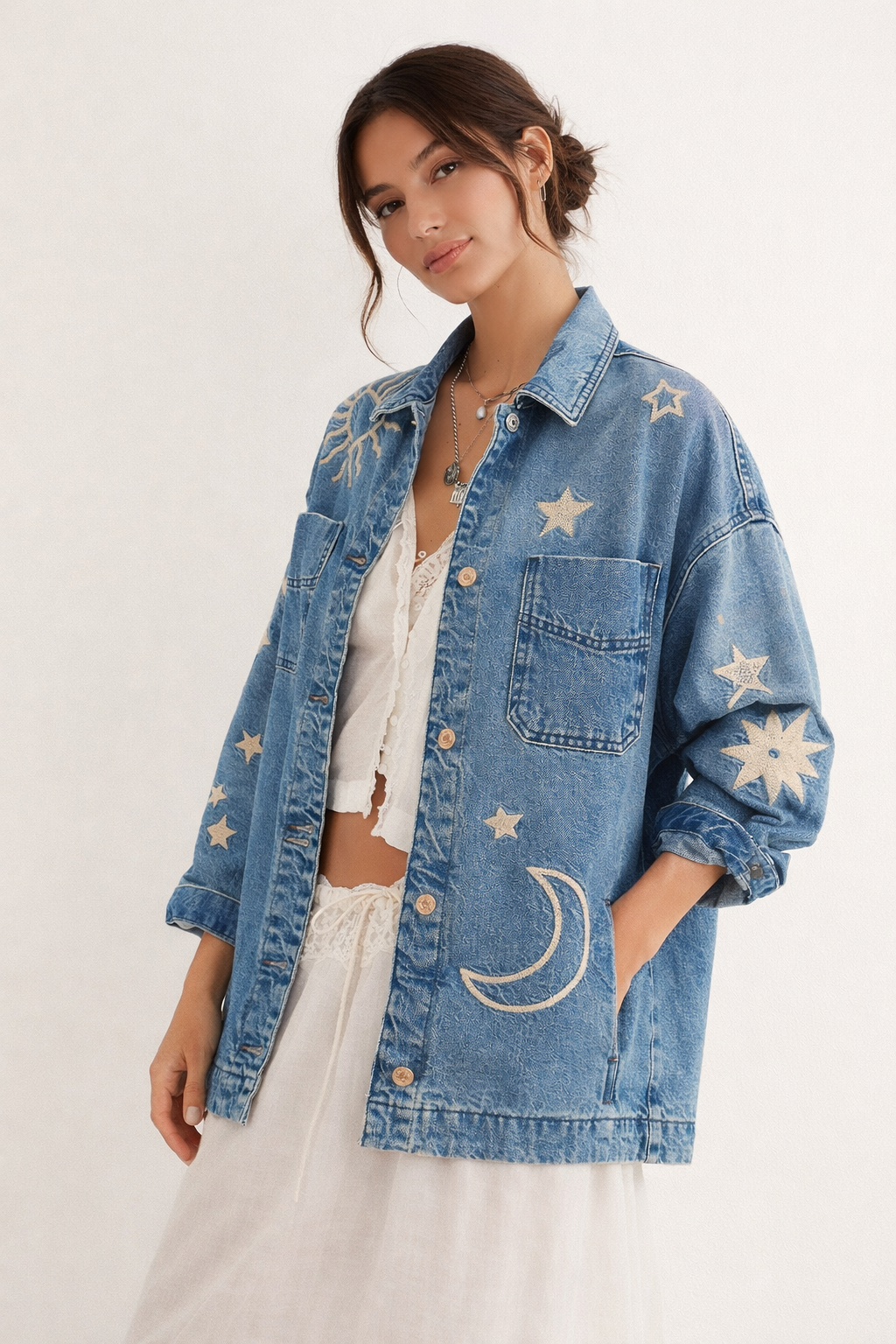 Chaqueta denim bordado celestial para mujer - Brunhilda