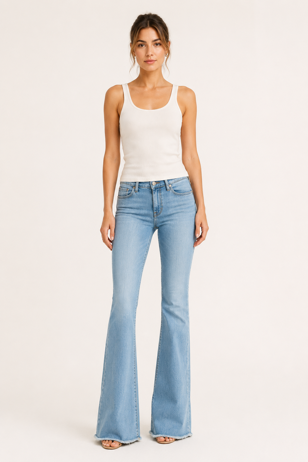 Jeans flare de mujer de cintura alta con bajo deshilachado - Anika