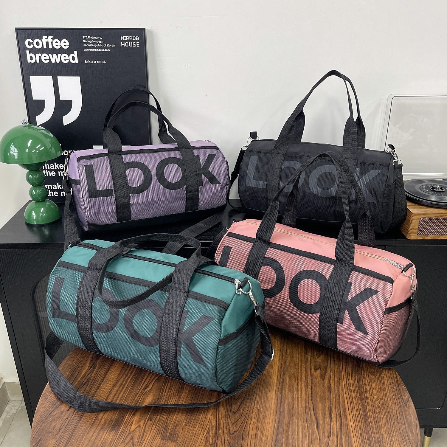 Bolso deportivo para mujer con compartimento independiente y diseño cilíndrico - Lía