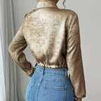 Blusa para mujer de satén brillante con cuello camisero estilo entallado - Clara