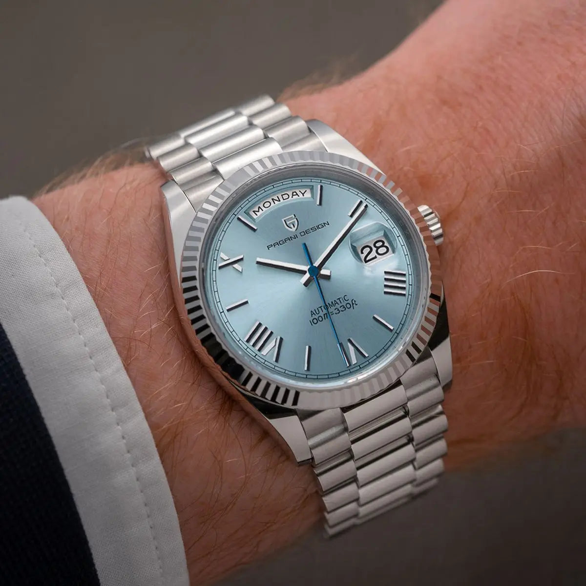 Reloj analógico clásico con brazalete metálico premium