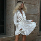 Alondra Fashion Vestido de manga larga plisada con cuello en V y volantes