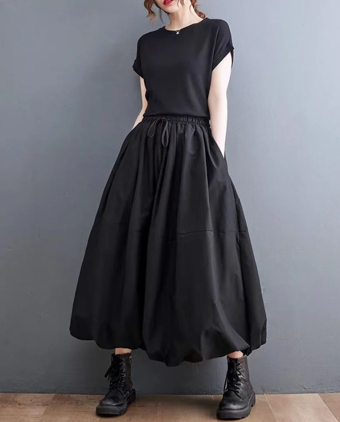 Falda globo negra lisa con un diseño voluminoso y moderno, perfecta para un look moderno y versátil
