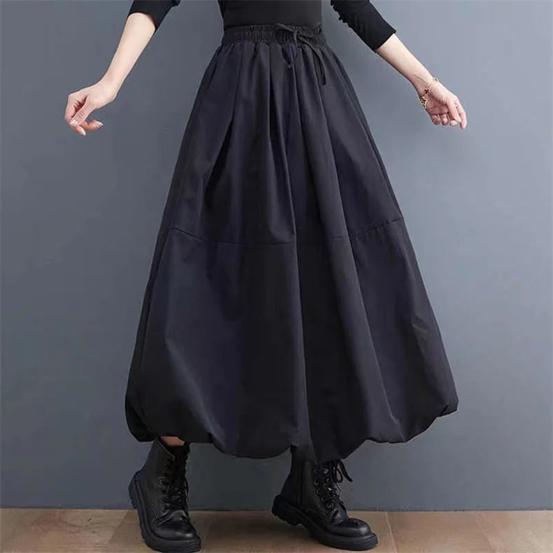 Falda globo negra lisa con un diseño voluminoso y moderno, perfecta para un look moderno y versátil