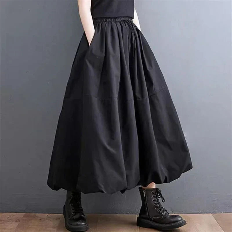 Falda globo negra lisa con un diseño voluminoso y moderno, perfecta para un look moderno y versátil