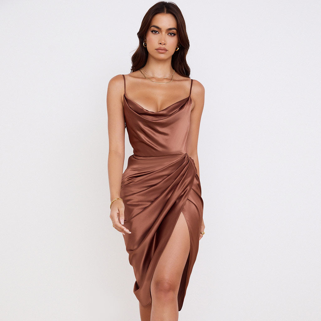 Jamie - Vestido midi de satén plisado con cuello alto y abertura asimétrica