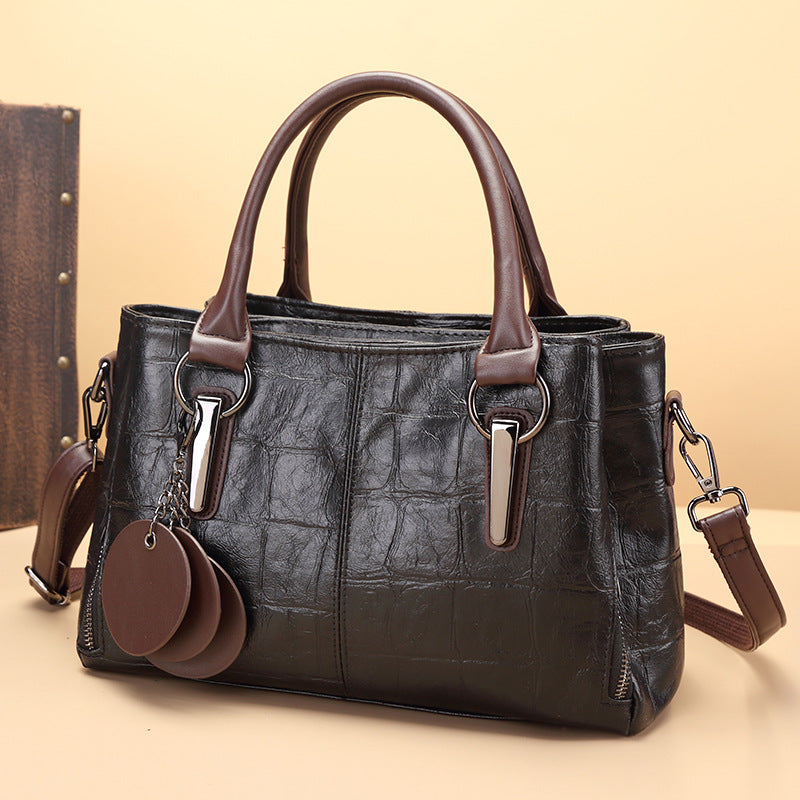 Bolsa de mano femenina estructurada con diseño elegante