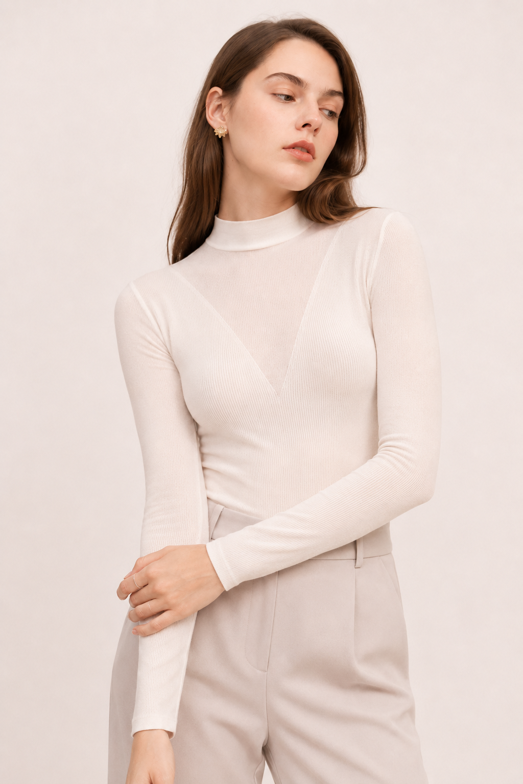 Camiseta de manga larga ajustada con cuello alto corto y detalle en V - Mila