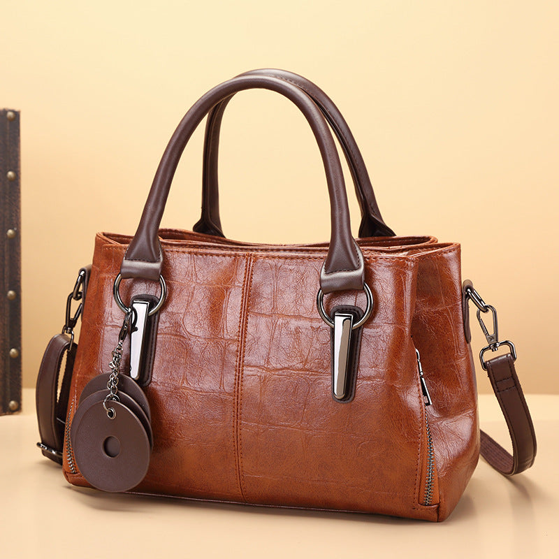 Bolsa de mano femenina estructurada con diseño elegante