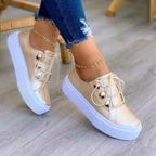 Zapatillas de plataforma para mujer acabado brillante con detalles metálicos - Alma