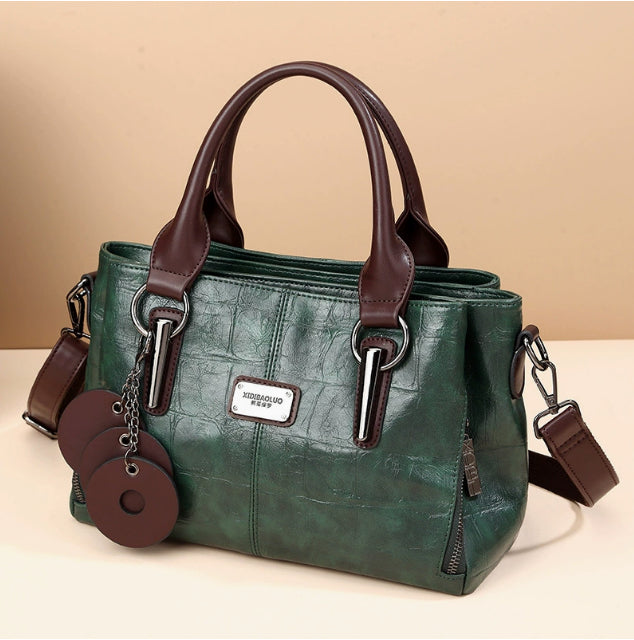 Bolsa de mano femenina estructurada con diseño elegante