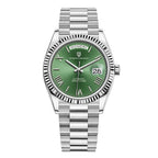 Reloj analógico clásico con brazalete metálico premium