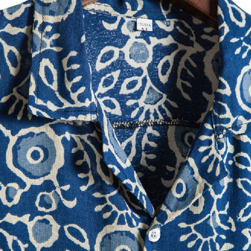 Elegante camisa de manga corta para hombre en azul con estampado vintage de algodón