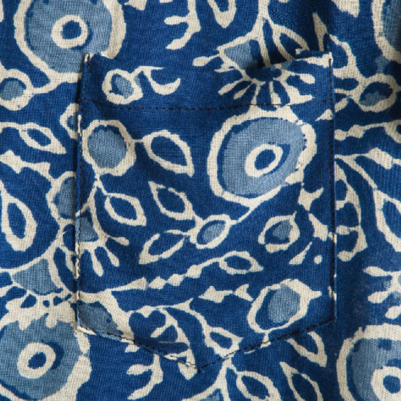 Elegante camisa de manga corta para hombre en azul con estampado vintage de algodón
