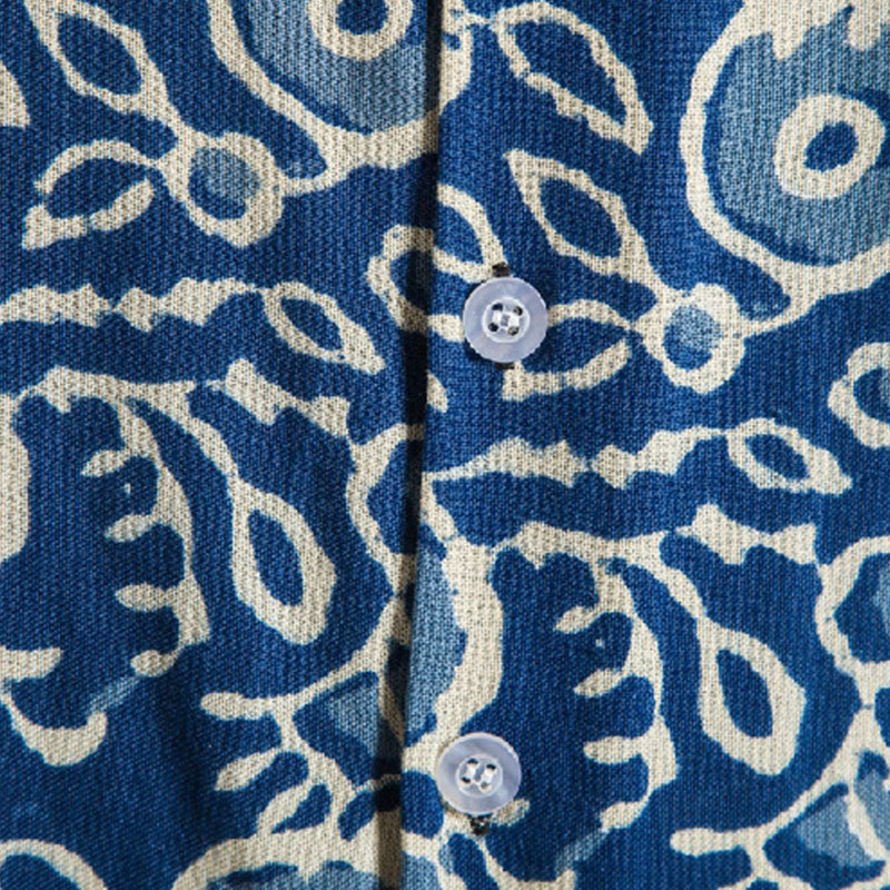 Elegante camisa de manga corta para hombre en azul con estampado vintage de algodón