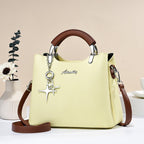 Bolso de mano para mujer de piel sintética con colgante decorativo - Giana