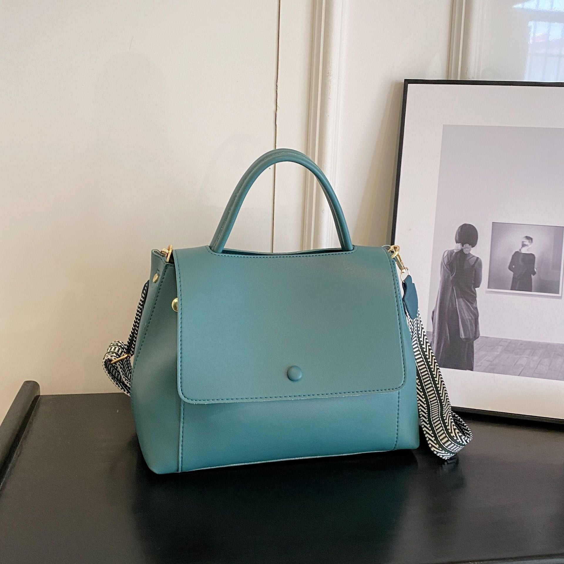 Bolso para mujer de piel sintética estructura rígida estilo bandolera - Renata