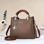 Bolso de mano para mujer de piel sintética con colgante decorativo - Giana