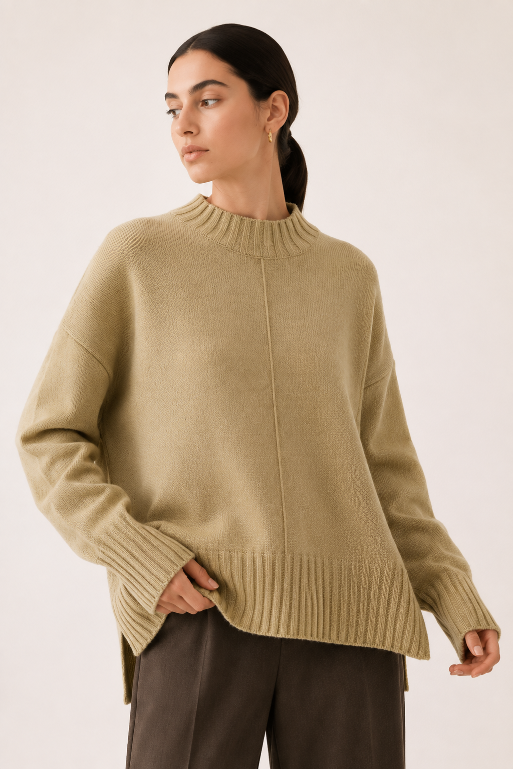 Jersey de mujer oversize con cuello alto corto y bajo asimétrico - Greta