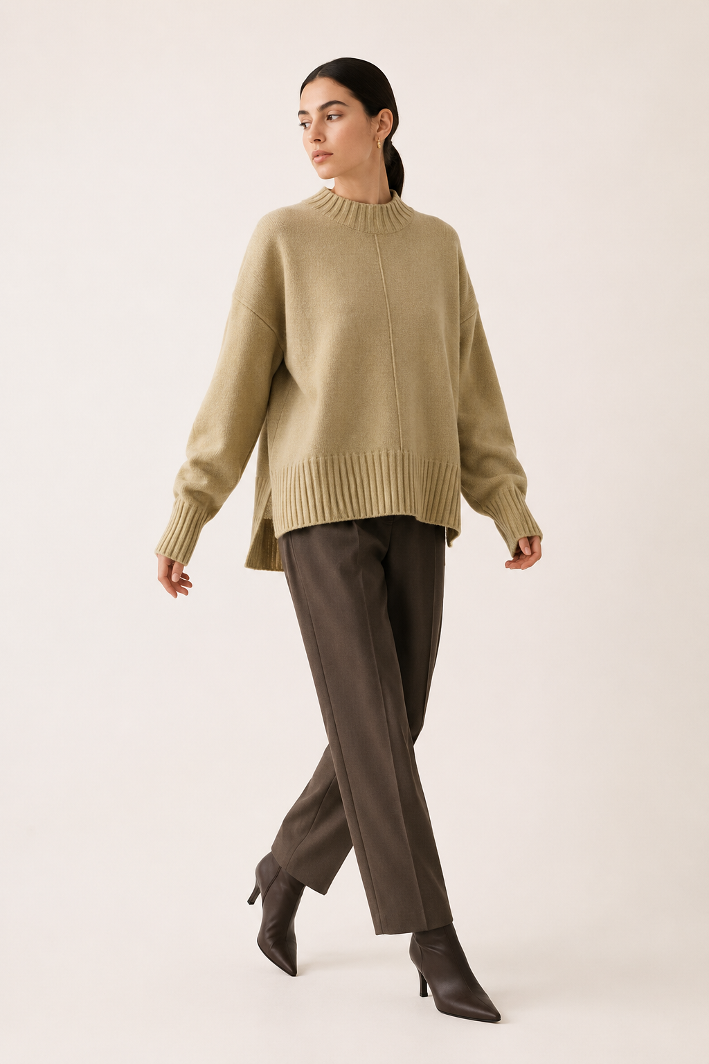 Jersey de mujer oversize con cuello alto corto y bajo asimétrico - Greta