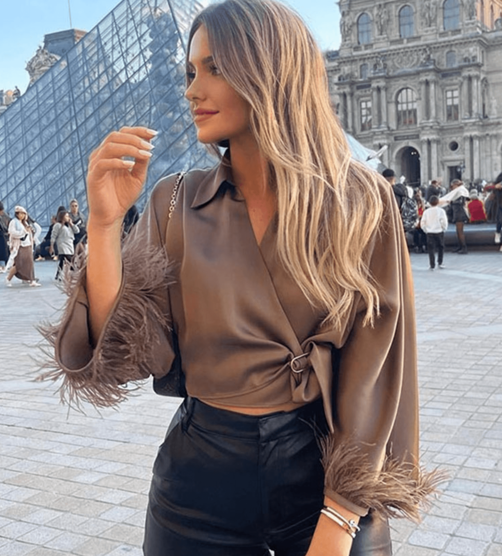 Fara - Elegante blusa envolvente de satén