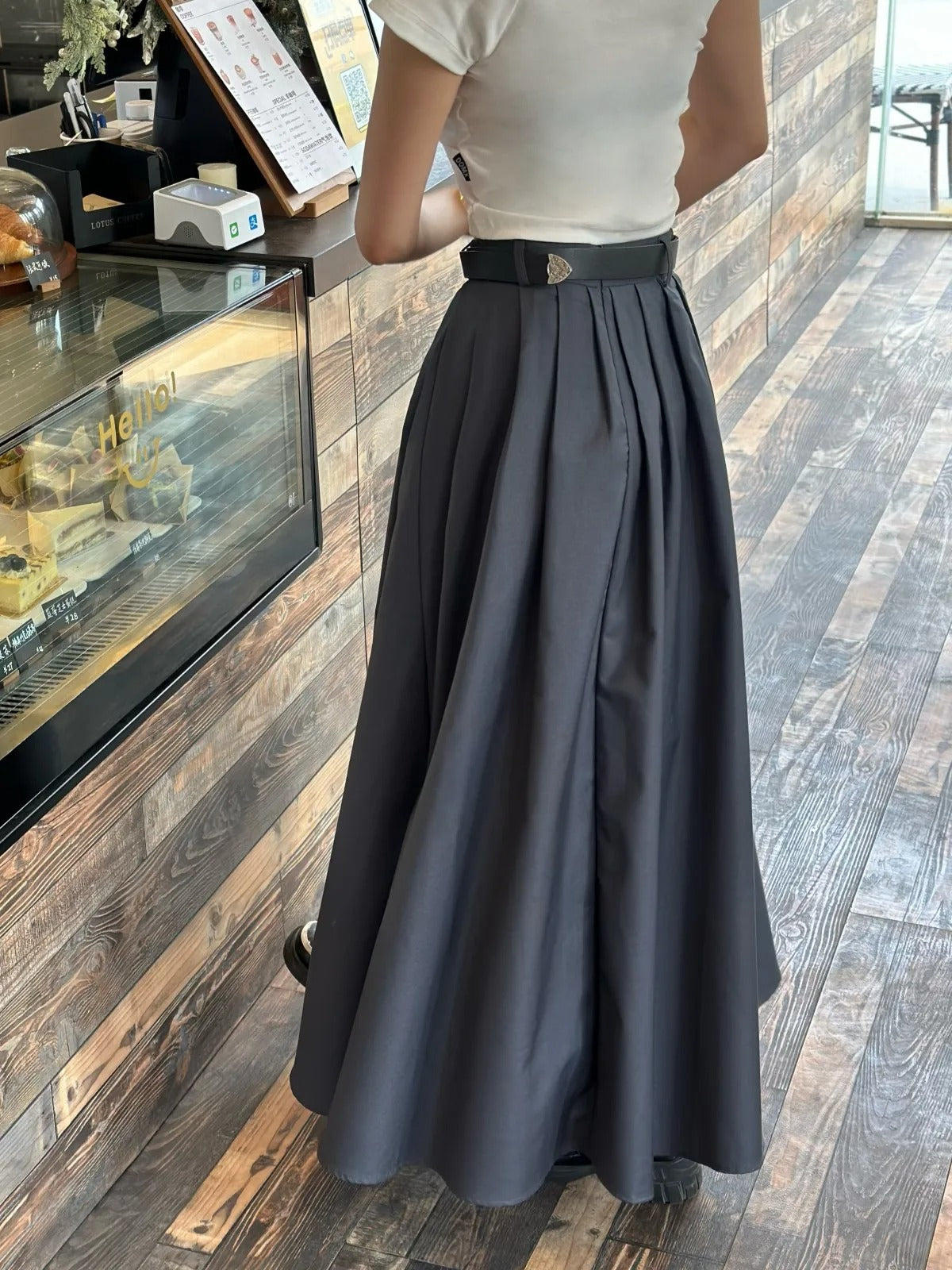 Elegante y femenina falda plisada de talle alto perfecta para un look sofisticado y versátil